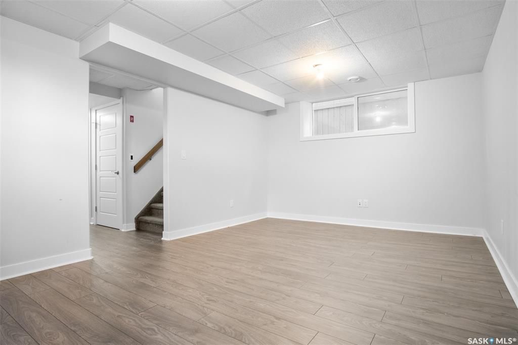 EVERGREEN小区2012年1265尺4房3卫双层独立屋出售。房屋位置佳，步行可达两所学校，公园购物，近高中，周围生活设施齐全。外墙采用石材装饰，一楼实木和瓷砖地板。客厅大窗户好彩光。厨房中岛大理石台面，全部不锈钢设备，多橱柜，带角柜，储物空间足。二楼三间全尺寸卧室。主卧外带 - 16