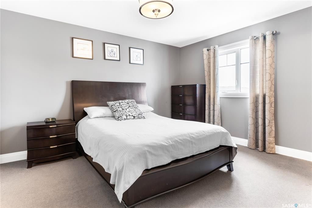 Willowgrove小区Royalty建商2010年建1284尺错层4室3卫独立屋出售。步行近公园，学校，购物。高档装修配置：挑高层高，实木地板，厨房大理石台面升级橱柜搭配背景墙砖，不锈钢家电。超大主卧带步入式衣柜，豪华洗手间全墙贴砖，带按摩浴缸。半地下室大窗户专业装修有1房1 - 15