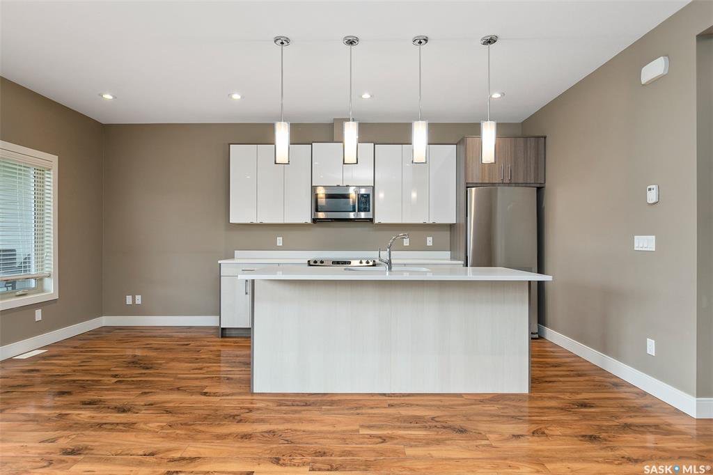 Willowgrove小区 1374尺 3房3卫联排出售，可步行至小学，公园，附近购物，高中。朝阳多窗户，安静边户，连房车库外加室外双车位，一楼挑高顶开放厨房餐厅客厅，厨房洗手间均为理石台面，抽油烟机外排。二楼3房间，主卧带独立洗手间。大露台。独立院子。安静封闭小区。 - 5