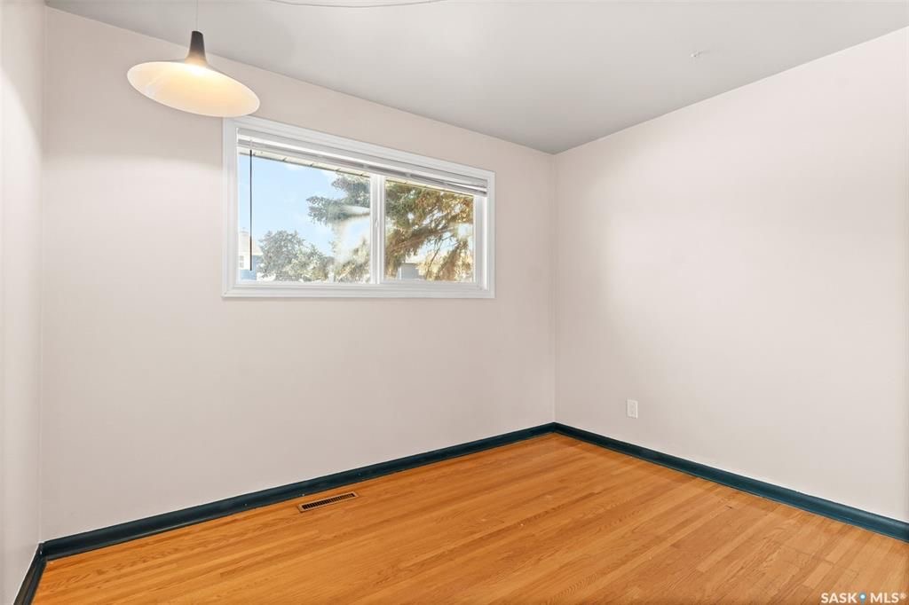 绝佳好位置Greystone Heights小区，步行至大学，8街购物等设施。大尺寸1310尺4房4卫平层独立屋出售。占地7326尺大地块，原橡木地板，客厅带天然气壁炉，好彩光，主卧带独立洗手间，地下室带独立出入口，完整装修有一个多功能厅带水吧台，独立书房，一个大窗户卧室，另有2 - 22