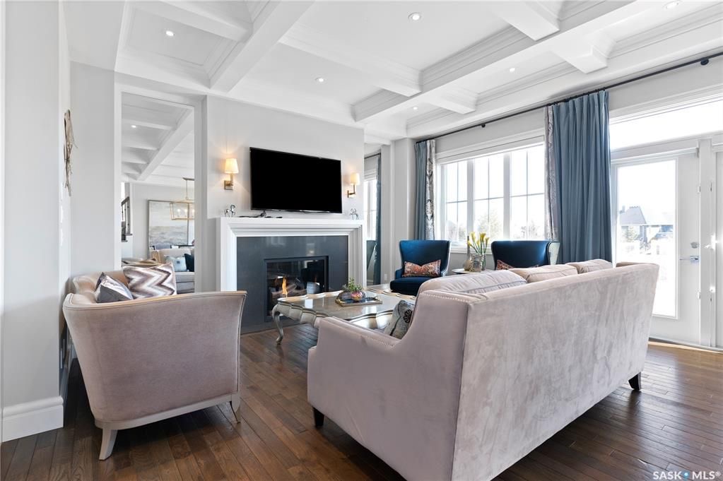 高尔夫球场THE WILLOWS顶级小区超大地块，3072尺2014年建独立屋出售。绿地公园环绕，房子设计豪装修顶配，保养如新。全屋自然光充足，11尺高顶，大理石地板，深纹理硬木地板，全屋冠顶装饰，吊顶天花板，升级加高实心门和装饰套件，定制壁板壁纸，顶级定制灯饰和卫浴设备。4房4 - 7