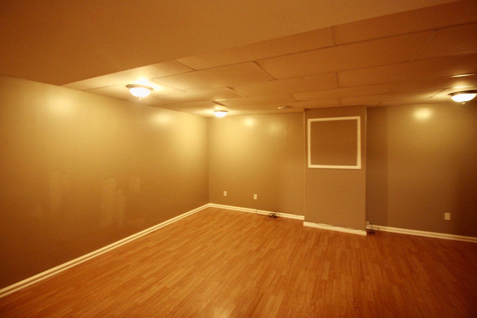 Briarwood小区3房3卫联排屋出租，地下室完全装好。带连房子单车库外加一个室外车位。2003年建，约1250尺。带部分基本家具。$1650/月 包水，物业包除草除雪。一年起租，不分租，不抽烟，不养宠物。希望租客干净整洁守信讲理。有意请联系 Gary 3063413677 微 - 8