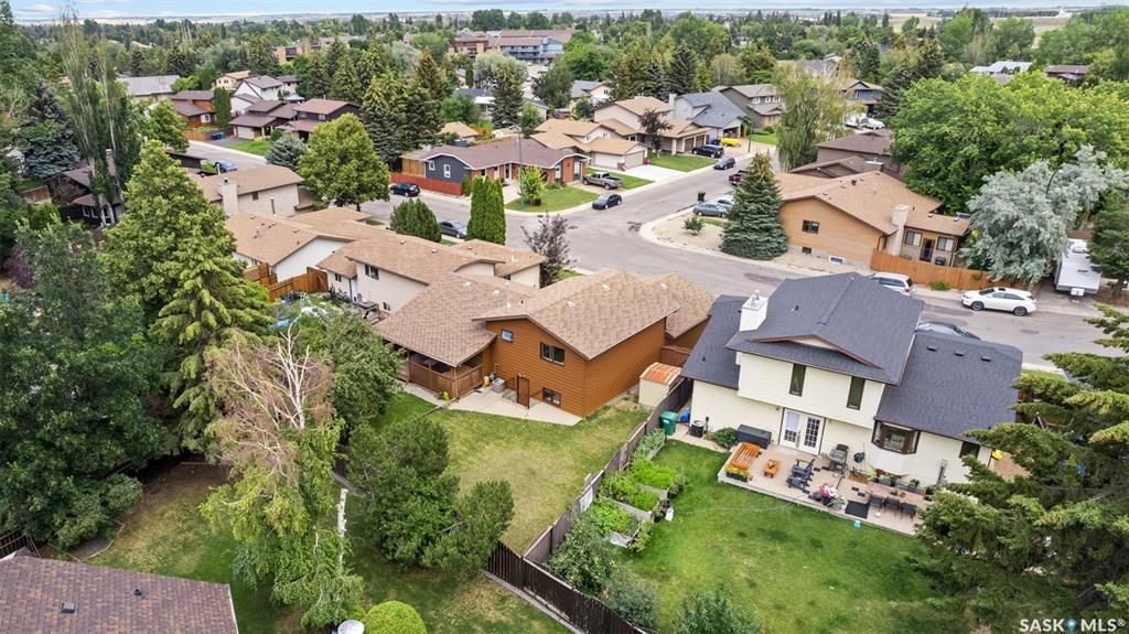 Lakeview小区步行至两所小学公园核心安静地段独立屋出售。4错层好采光，橡木橱柜，主卧带独立洗手间，第三层有超大家庭厅带经典吧台和独立出入门，洗手间有按摩浴缸。第四层装修有一个活动厅可作为第四个房间使用。大占地大院子，露台带顶棚。另有地下喷淋和全新换瓦片，部分更新新pvc窗户 - 23