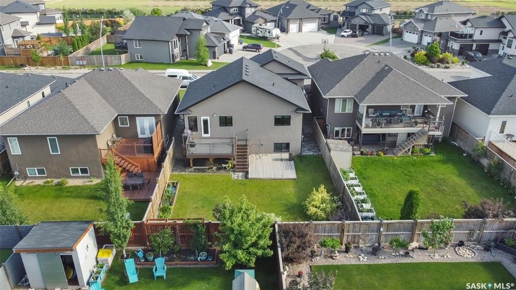 Evergreen 小区5房3卫错层独立屋出售，位于小区最优路段，安静宽敞私密，近小学，高中，公园，购物。高档装修，开放式设计，挑高尖顶，实木地板，飘窗，升级枫木厨房带不锈钢家电和角柜，全大理石台面及厨房背景砖，主卧带步入衣柜高档明卫干湿分离双洗手台洗手间，半地下室大窗户明亮如地 - 7