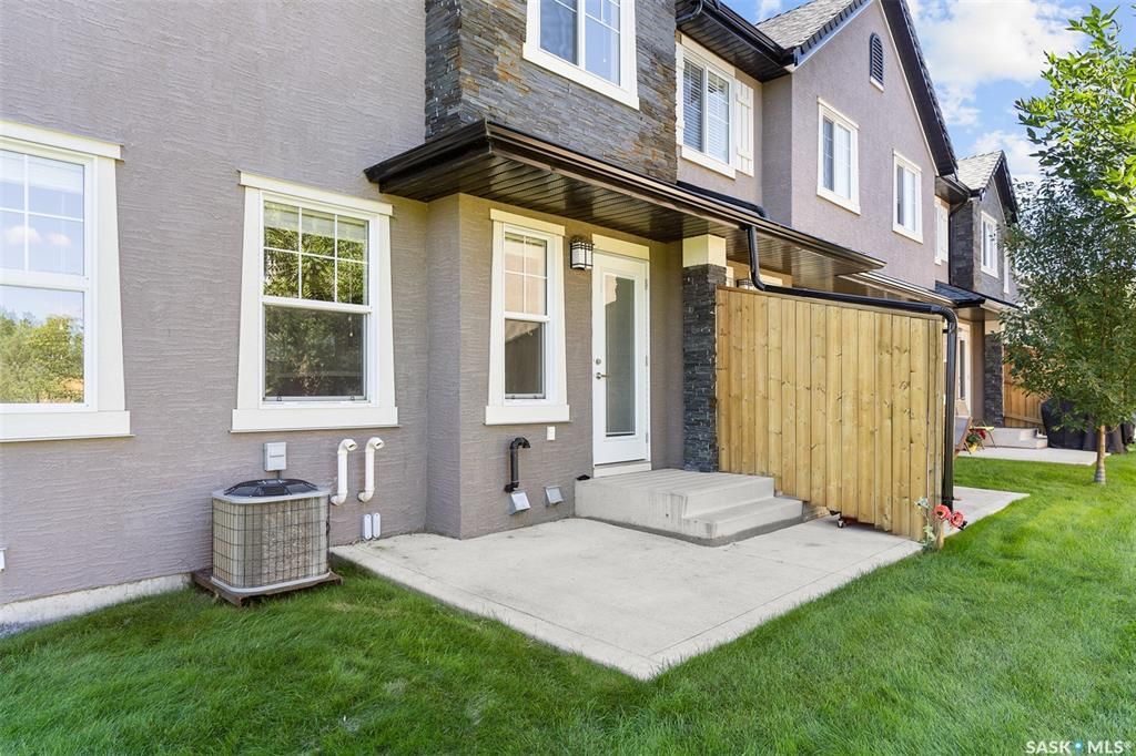 Willowgrove小区多窗大边户1340尺 3房3卫地下室装修安静联排出售。2013年建，步行至小学，购物，公园。背靠私密绿地，好采光，高档装修，新换地板，大理石台面，现代橱柜，不锈钢家电。全新刷漆。二楼3个大房间尺寸足，洗手间带天窗好采光。地下室完全装修有一个大家庭厅一个独 - 21