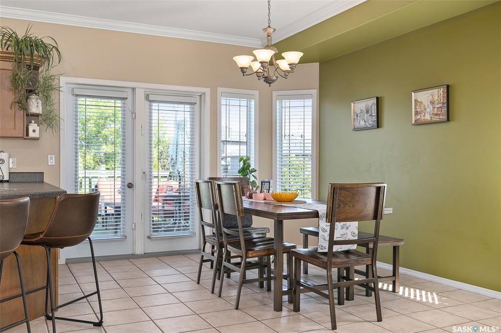 Silverspring小区最优路段之一，背靠公园步道，好风景，好彩光，2003 年建，1405 尺 bi level 错层 5房3卫，Royalty建商，实木地板，多窗户， 上下挑高层高，地下室大窗户，新热水器，加大双车库。精心保养。大地块，私密好院子。挂牌价格：495000。 - 8