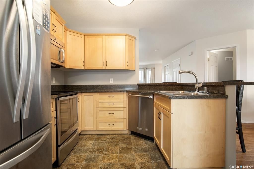 Willowgrove小学边3房4卫联排出售。步行至百年高中，公园超市购物，封闭小区1330尺，2007年建，保养如新。一楼大厅实木地板，枫木橱柜大厨房，2 楼两个大卧室各自带独立洗手间，地下室装修一房一厅一卫。另有一车库一车位。挂牌价格 $329900。详情联系Royal Le - 14