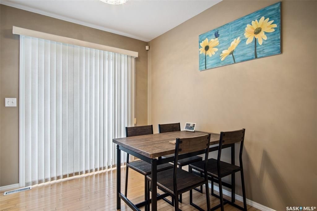 Lakewood小区2005年建3室2卫联排，1124尺。近公共交通，步行公园，超市购物。一楼实木地板，好采光，大尺寸客厅厨房。二楼三间大尺寸卧室，主卧带步入式衣橱。屋内储存空间巨大。地下室完全装修一个大家庭房和储物房。后院大露台，且不靠邻居私密性强。有中央空调，中央吸尘和较新锅 - 5