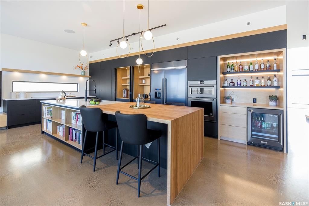 Aspen Ridge小区3600尺地下室步出式独立屋出售！超过5000尺居住面积，绝佳位置背靠自然保护野地，绝佳无遮挡小湖景视野。4房6卫双厨房（中式+西式+嵌入式德国米勒顶级家电), 室内室外独一无二顶级配置装修，全屋水泥地面高科技地热系统，全屋智能系统，7个天窗，白橡木加大 - 16