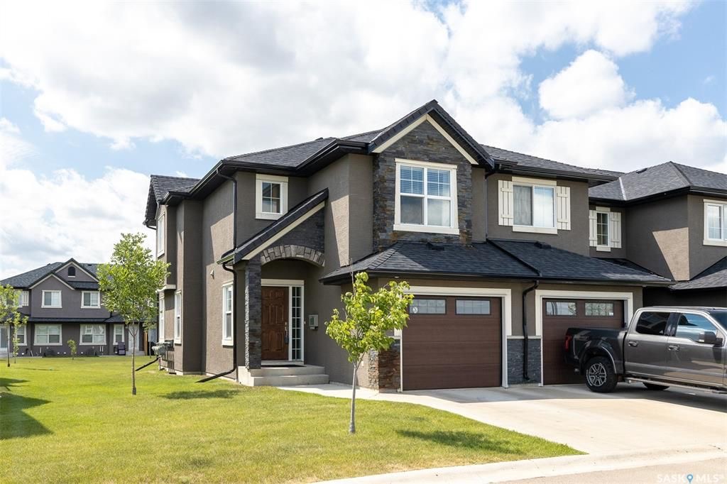 Willowgrove小区2012年建3房3卫1340尺安静边户联排别墅出售。地理位置安静私密，面朝农田美景，主卧窗户可赏北极光。房屋年代新，整体保养好。交通便利，可步行至两所小学和公园，近百年高中，近购物中心。一楼多窗户自然光充足，客厅宽敞明亮。新换地板，理石台面，纽约现代风橱 - 4