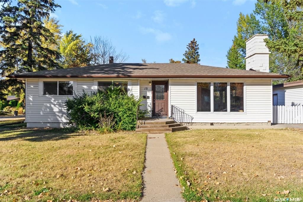 绝佳好位置Greystone Heights小区，步行至大学，8街购物等设施。大尺寸1310尺4房4卫平层独立屋出售。占地7326尺大地块，原橡木地板，客厅带天然气壁炉，好彩光，主卧带独立洗手间，地下室带独立出入口，完整装修有一个多功能厅带水吧台，独立书房，一个大窗户卧室，另有2 - 4