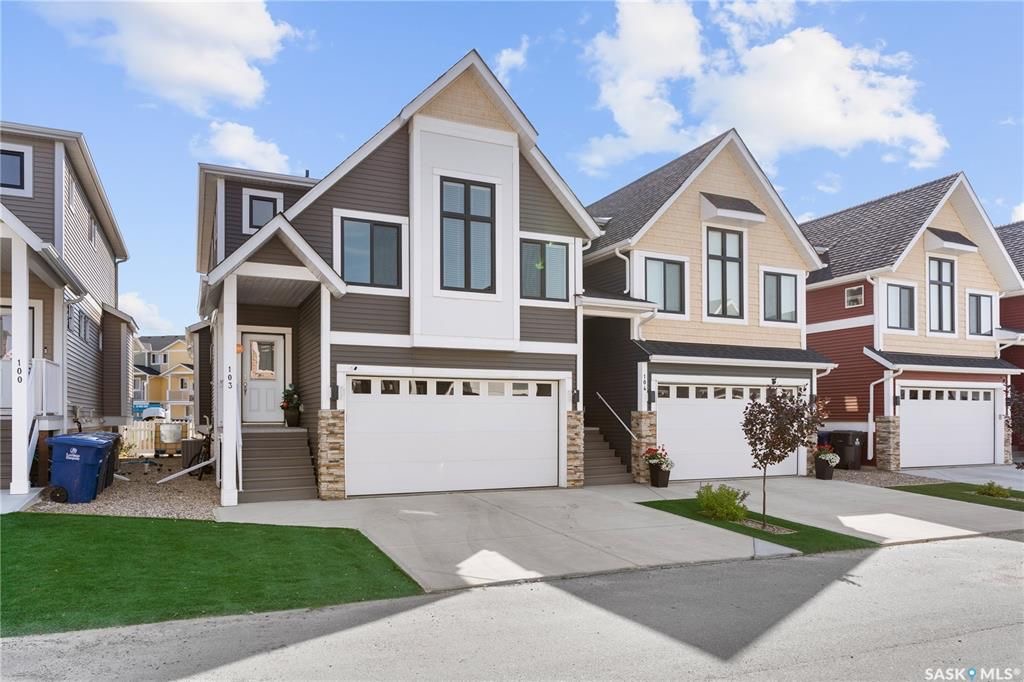 Warman临近高尔夫球场，2017年建1776尺3室3卫联排别墅出售。9ft挑高天花板，房屋保养好。一楼开放式设计，有一个壁炉，厨房带枫木带阻尼橱柜，石英石台面。二楼三间大面积房间，三个浴室和洗衣房。超大主卧带卫生间，装有多功能洗浴设备，双洗手台和步入式衣柜。地下室未装修，带大 - 4