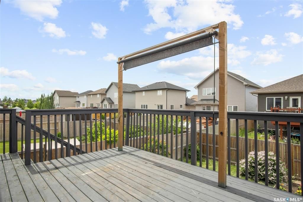 Stonebridge小区4房3卫错层独立屋出售。步行百米两所小学，购物，公园等一切设施。North Ridge建商，9尺层高，实木地板，升级封闭厨房（额外加多橱柜及台面，不锈钢家电）。多窗户采光好。主卧带独立洗手间和步入式衣柜。地下室9尺层高，超大窗户，明亮如地面，合成板地板， - 26