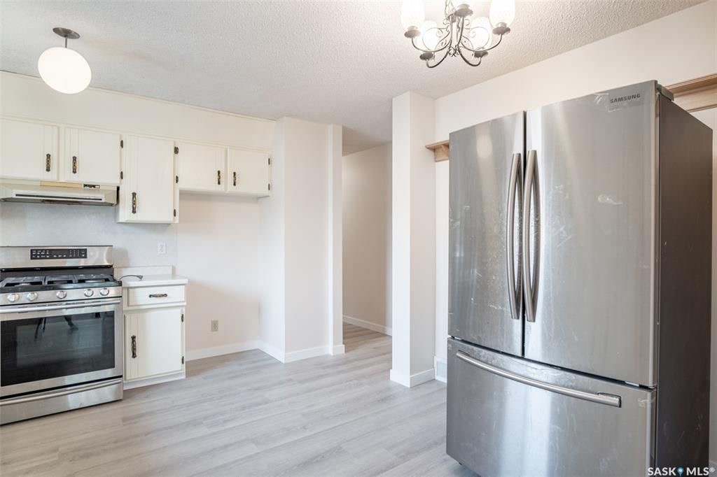 WILDWOOD小区1300尺4房3卫厅大平层独立屋出售，位置便利，近小学高中，周边配套设施齐全。 2013年新换瓦片，全新地板，近期更新了墙面，中央空调，浇水管道等其他设备。一楼功能性强好格局，地下室有装修好的娱乐休息区及卫生间。大面积后院和一个大露台，私密性强。 - 7