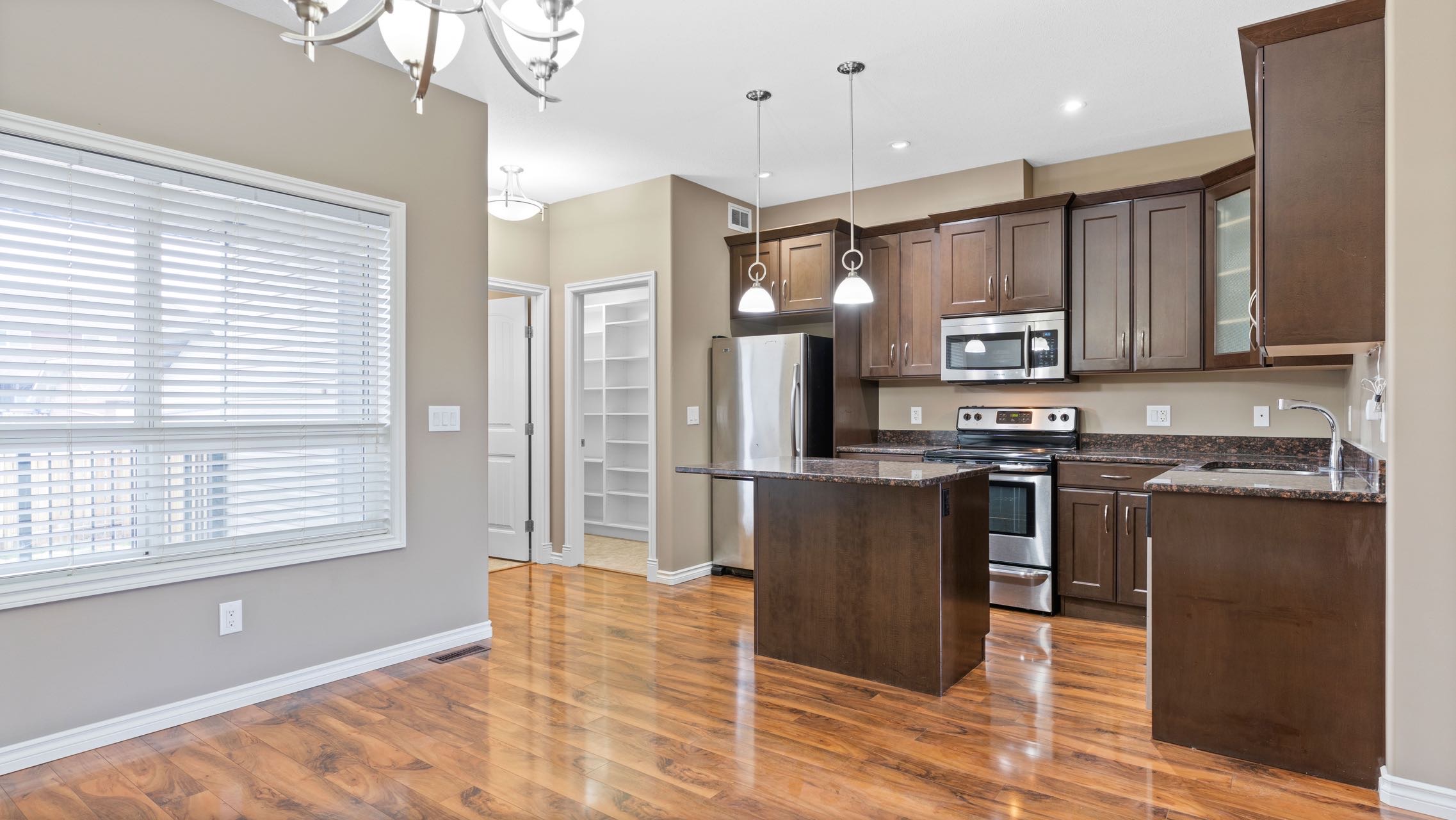 Willowgrove小区2012年建1315尺2房3卫联排别墅出售。房屋年代新，步行百米至两所小学和公园，近百年高中，近购物中心。一楼朝阳自然光充足，客厅宽敞明亮。9英尺挑高，高级复合板地板，全花岗岩台面，枫木橱柜，不锈钢厨房设备。二楼2个超大卧室均带独立洗手间和步入式衣柜。地 - 14