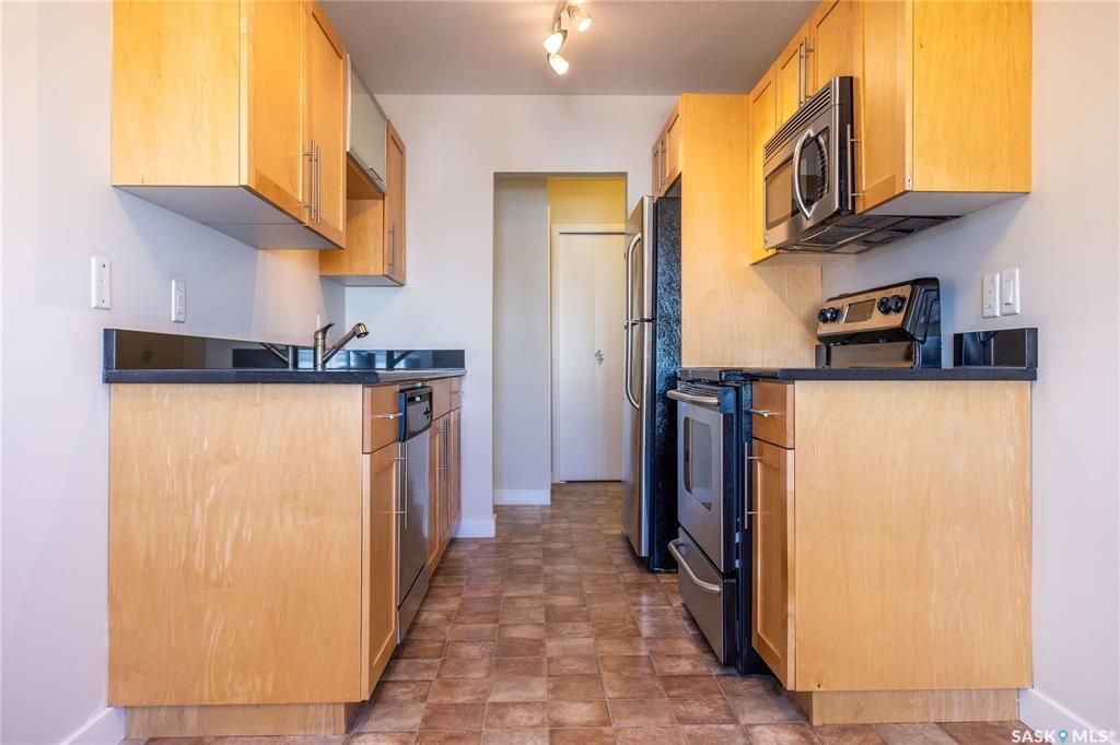 8街Superstore对面860尺2室1厅公寓出售。本地西人业主保养极佳，更新地板，厨房橱柜，大理石台面，不锈钢家电。带独立洗衣机烘干机，较新装修厨房卫浴，带地上一个停车位。挂牌价格 $149000。详情联系地产经纪Gary Gai 盖王睿 3063413677 - 6