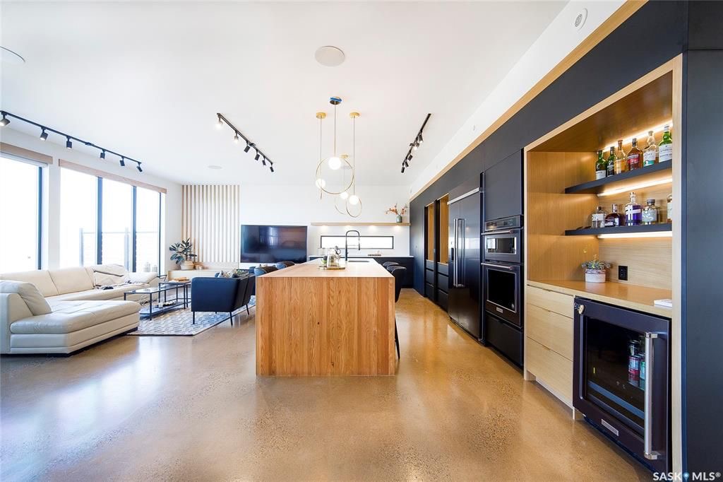 Aspen Ridge小区3600尺地下室步出式独立屋出售！超过5000尺居住面积，绝佳位置背靠自然保护野地，绝佳无遮挡小湖景视野。4房6卫双厨房（中式+西式+嵌入式德国米勒顶级家电), 室内室外独一无二顶级配置装修，全屋水泥地面高科技地热系统，全屋智能系统，7个天窗，白橡木加大 - 15