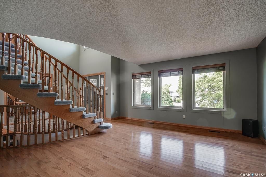 Lakeridge小区安静私密路段，步行至近两所小学。2465尺独立屋出售。前样板间，高级橡木装修，旋转楼梯，4房4卫，3个大厅/活动空间，2个餐厅，二楼有4个卧室。大量更新升级：热水器，锅炉，三层窗户等。挂牌价格 $599000。详情联系地产经纪Gary Gai 盖王睿 - 6