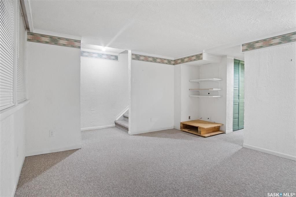 Wildwood小区近8街交通便利，3房2卫带独立小院联排屋出售。后院朝南好彩光，两个停车位，实木地板，升级橱柜，二楼3个大卧室，地下室装修有一活动厅一书房，升级有高效锅炉热水器，窗户，瓦片，烘干机，中央空调。房屋保养极佳！挂牌价格 $238800。详情联系地产经纪Gary Ga - 8