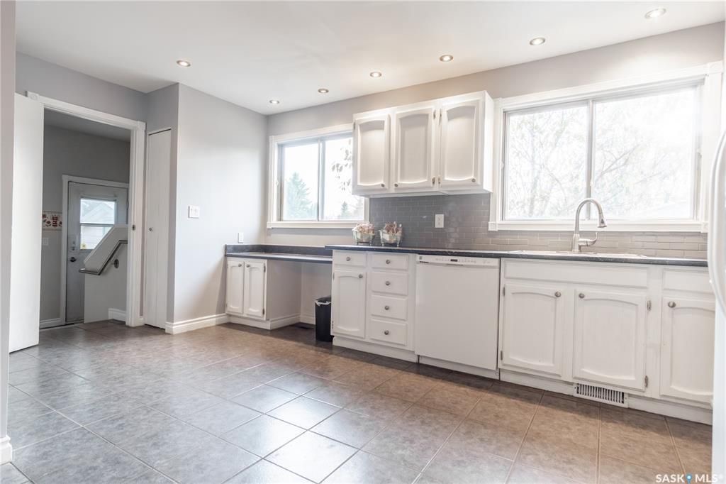 FOREST GROVE小区11472尺5室3卫独立屋出售。位于安静街区，近公园，步行到两所学校（百年高中，St joseph），周边生活设施齐全，交通便利。双客厅和餐厅宽敞明亮，瓷砖地板。厨房新装台面，近期翻新橱柜。客厅嵌入式大窗自然光充足，带一个壁炉。主卧带洗手间间。地下室装 - 8