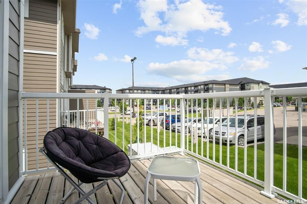 Stonebridge小区3房4卫边户联排出售。近1500尺超大面积，步行至周围小学，公园，购物。大厅12尺挑高，全屋大部分合成板地板，厨房枫木橱柜大理石台面，超大主卧带步入式衣柜和独立洗手间，半地下室完全装修好一房间/活动厅，大窗户外加洗手间。室外带一个大露台，连房子车库。位置 - 11