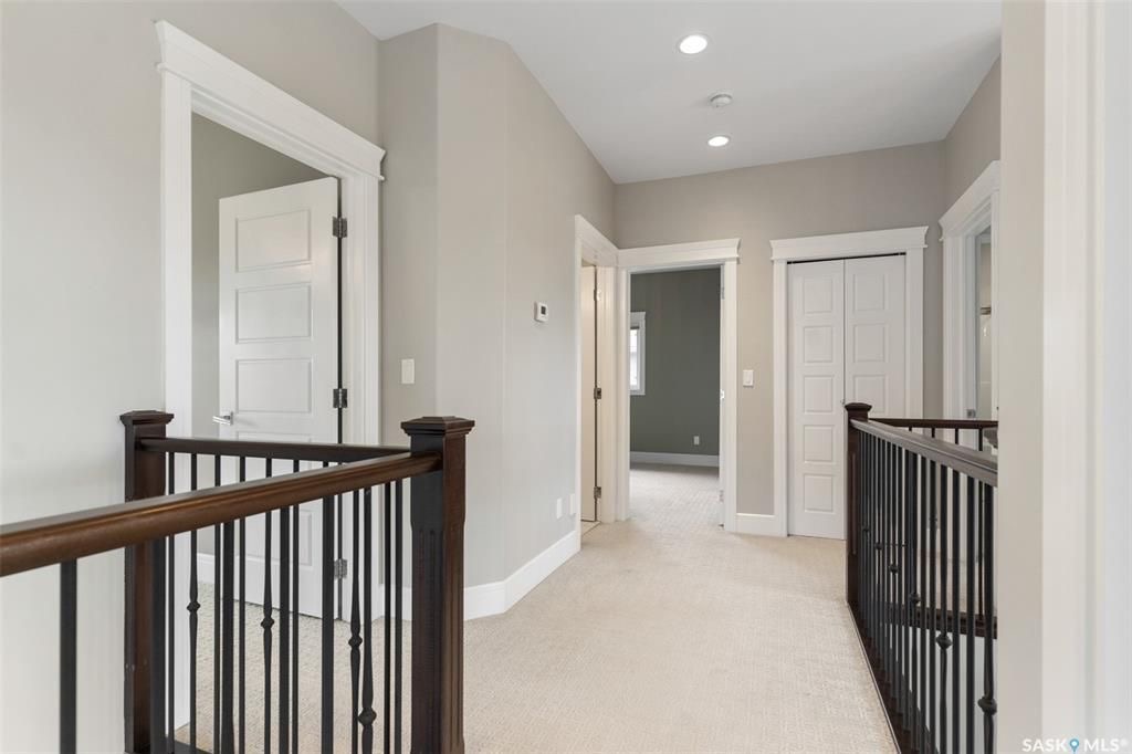 Rosewood小区核心安静路段，步行至小学公园，近2600尺5房5卫豪华装修独立屋出售。一楼入户挑高顶，超大独立办公室，实木地板，10尺层高，超大客厅天然气壁炉，开放式厨房，枫木橱柜到顶，大理石台面，天然气明火炉头。 二楼4房3卫。主卧带干湿分离洗手间地热，双洗手台，步入式衣柜 - 20