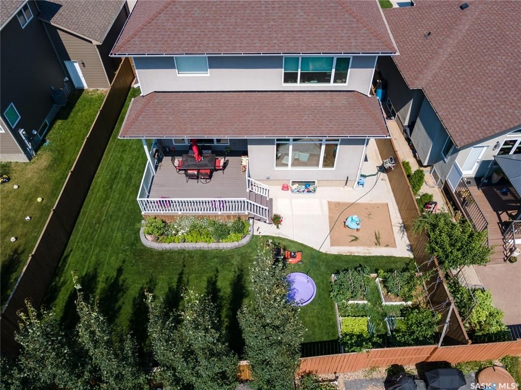 Rosewood小区核心安静路段，步行至小学公园，近2600尺5房5卫豪华装修独立屋出售。一楼入户挑高顶，超大独立办公室，实木地板，10尺层高，超大客厅天然气壁炉，开放式厨房，枫木橱柜到顶，大理石台面，天然气明火炉头。 二楼4房3卫。主卧带干湿分离洗手间地热，双洗手台，步入式衣柜 - 34