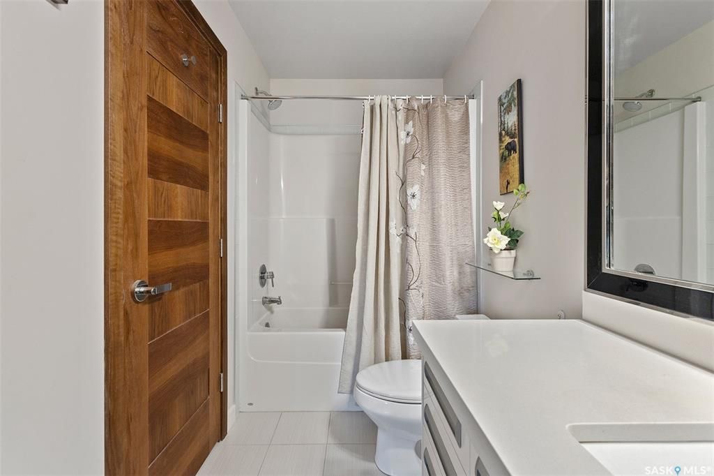 Willowgrove小区2014年建3房3卫联排别墅出售。本地人业主，地理位置安静私密，房屋年代新，整体保养好。交通便利，可步行至两所小学和公园，近百年高中，近购物中心。一楼多窗户朝南自然光充足，客厅宽敞明亮。实木地板，理石台面，纽约现代风橱柜，不锈钢家电。二楼3大卧室，主卧超 - 16