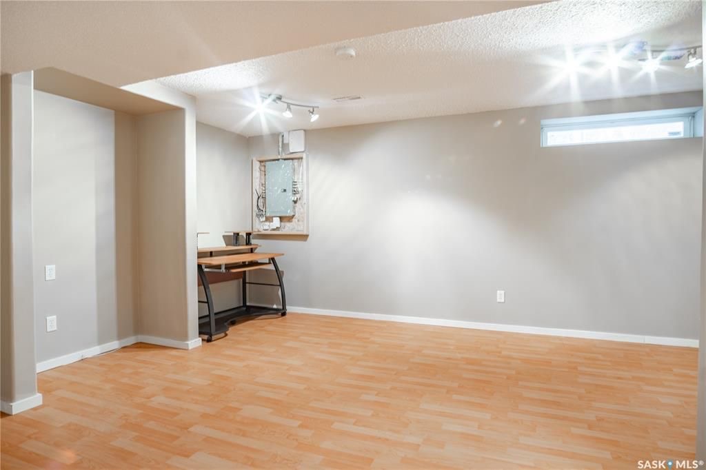 Briarwood小区低密度私密联排出售3房2卫，边户多窗户采光好，安静私密露台绿地，背面没有邻居。二楼三个大尺寸房间，地下室（带窗户）1超大多功能厅，保养如新更新有实木地板等。挂牌价格 $294900。详情联系地产经纪Gary Gai 盖王睿 3063413677 微信：ga - 8