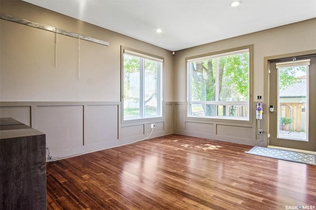 Holliston小区核心区域2012年建1625尺5房4卫半独立屋出售，步行可至学校,公园,8街购物。绝佳拐角边户，带双车库外加双车位，多窗户采光好。一楼9尺层高，双厅带实木地板，厨房大理石台面，枫木橱柜，不锈钢家电。二楼三个大卧室，主卧带独立洗手间全大理石洗手台面。地下室有独 - 12