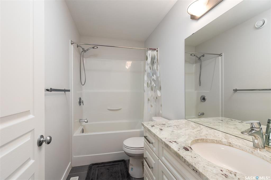 Stonebridge2016年新建1390尺独立屋出售。位置便利可步行至小学和超市购物。3房3卫 ，主卧带洗手间， 状况如新。高档装修：升级地板橱柜，理石台面。后院朝南光线好。院子完工地下室保温完成。带中央空调和新风系统。开价：$409000有意请联系地产经纪Gary Gai - 7