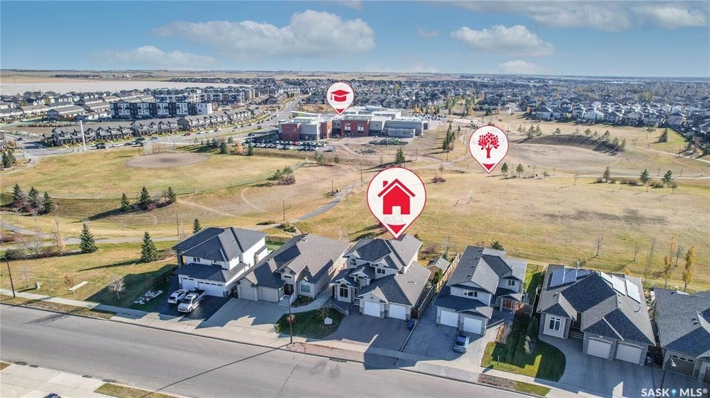 Willowgrove小区2317尺4房+1书房双层独立屋出售。位置极佳，背靠绿地和公园，两所小学，步行两所高中，周边交通便利，生活设施齐全。一层挑高9英尺，超大开放式大厅，带一个天然气壁炉。厨房枫木橱柜，花岗岩台面，储物空间充足，独立食物柜。一楼另带一间书房，也可作为卧室或正式 - 4