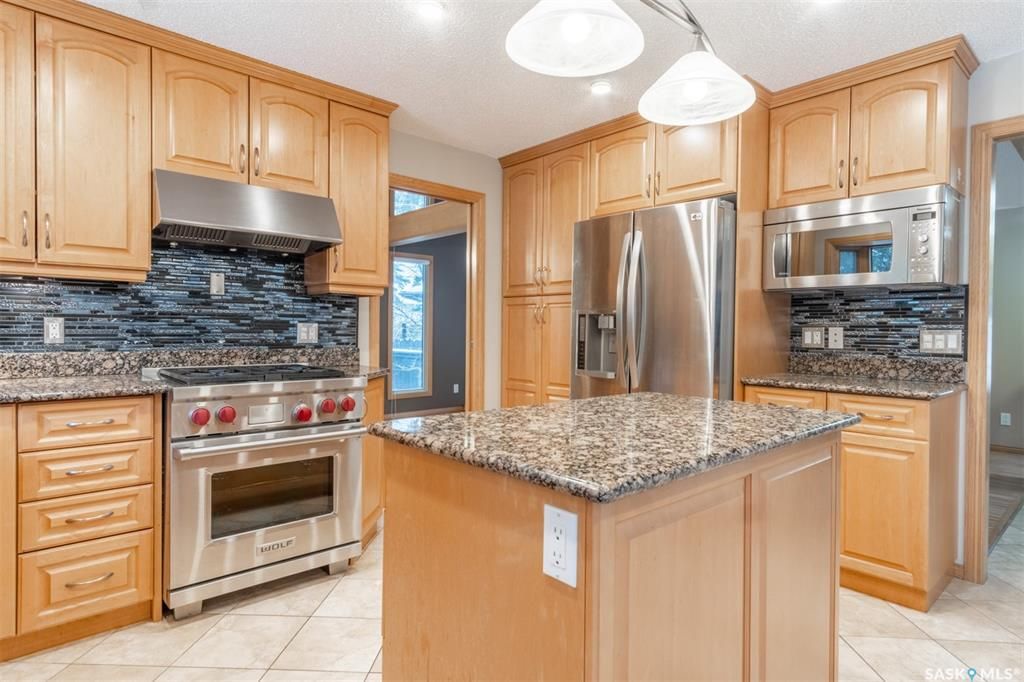 LAKEVIEW小区2308尺5室4卫双层独立屋出售。超大扇形地块11000尺，位于安静核心街区，步行至小学，近公园购物交通便利。高品质装修，全新实木地板，翻新厨房橱柜，全花岗岩台面，双客厅（前厅后厅宽敞），双餐厅（含正餐厅）。主卧带超大独立步入衣帽间，大浴室双洗手台浴缸淋浴分离 - 7