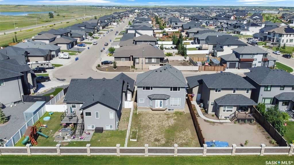 Evergreen2167尺独立屋出售，高档装修，大地块私密大院子（背后不靠邻居）。一楼带独立书房，9尺层高，实木地板，吸顶音响，厨房大理石台面，升级橱柜，高档不锈钢家电。客厅带壁炉造型墙。二楼3个大卧室带一个超大多功能厅，主卧洗手间干湿分离，地暖加热。双车库带保温。另有宽大前露 - 20