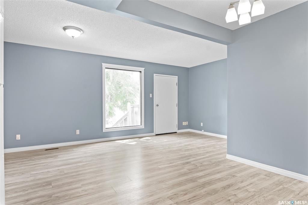 Sutherland小区4 房3卫联排出售。本地人业主，位置便利，近大学。连房子单车库外加一个室外车位。大窗户明亮，新不锈钢家电，新合成板地板和部分地毯，地下室完整装修有一房一厅一简易厨房水吧，另外带一独立露台。房屋近期更新，维护好。挂牌价格：$235000。 有意请联系地产经纪 - 9