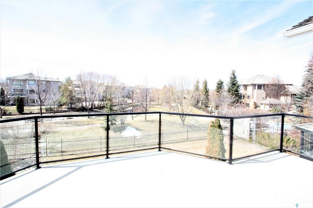 Arbor Creek小区绝佳位置超大地块背靠公园，近小学4房+1书房+3卫地下室步出式平层出售。高档装修，开放式设计，10尺层高，南向环绕大窗户，独特风景好采光，书房带嵌入式书柜，主卧带5片明卫洗手间。步出式地下室9尺层高，环绕音响，带高档水吧台，另外2个大卧室。后院扇形地块， - 7