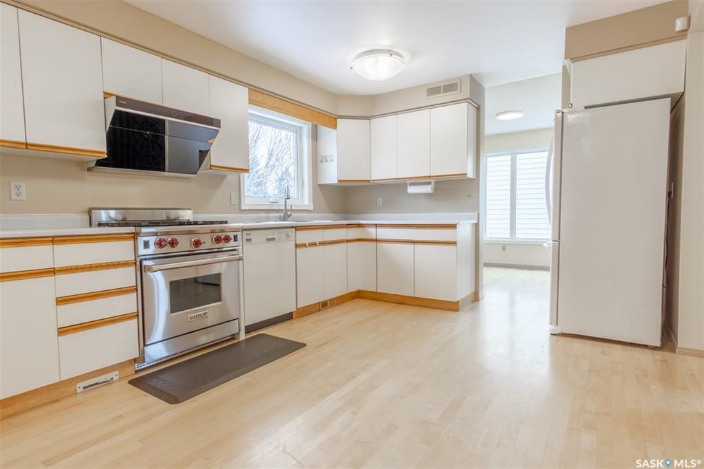 Lakeview小区1788尺独立屋出售。步行至两所小学（其中一所为法语小学），Lakeview人工湖公园。房屋采光好，保养佳，大量更新：实木地板，新窗户，露台门，天然气wolf炉灶和外排抽油烟机，家庭厅带嵌入式厨柜和天然气壁炉。二楼三个大卧室，主卧带独立洗手间，地下室有大活动厅 - 4