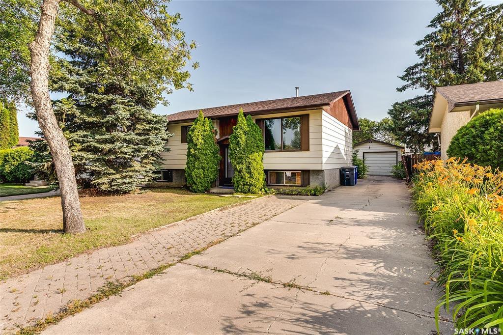 步行5分钟至8街Central Mall 错层bi level独立屋，5房3卫，地下室明亮大窗户，带车库，大地块，主卧带洗手间。开价$309000 - 3