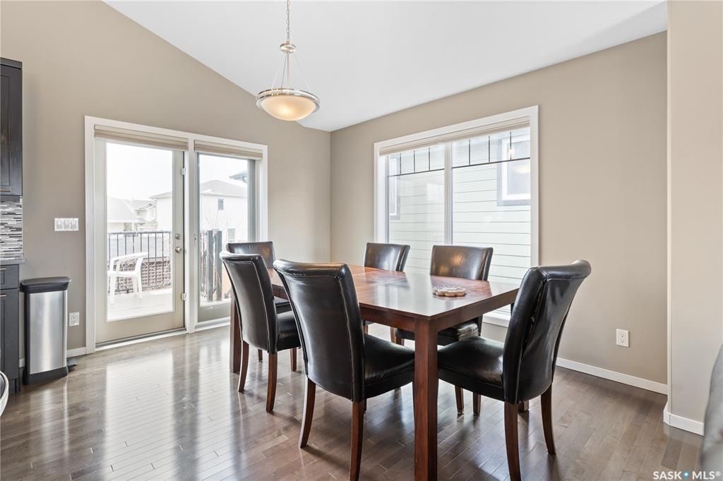 Willowgrove小区Royalty建商2009年建1324尺错层4室3卫独立屋出售。安静内街，步行近公园，学校，购物。高档装修配置：挑高层高，实木地板，厨房大理石台面升级橱柜搭配背景墙砖，不锈钢家电，新冰箱。超大主卧带步入式衣柜，豪华洗手间带按摩浴缸。半地下室大窗户专业装修 - 8