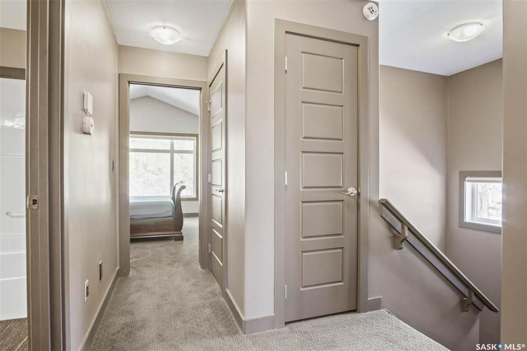 Holliston小区核心区域2012年建1625尺5房4卫半独立屋出售，步行可至学校,公园,8街购物。绝佳拐角边户，带双车库外加双车位，多窗户采光好。一楼9尺层高，双厅带实木地板，厨房大理石台面，枫木橱柜，不锈钢家电。二楼三个大卧室，主卧带独立洗手间全大理石洗手台面。地下室有独 - 15