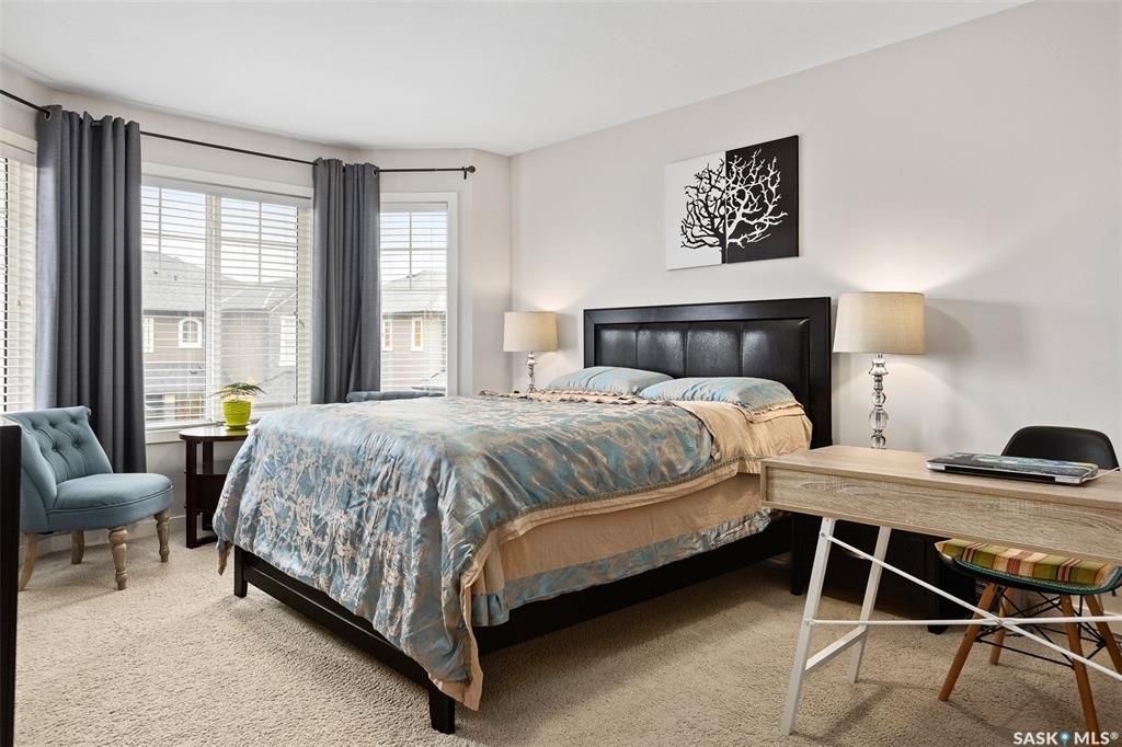 Willowgrove小区2014年建3房3卫联排别墅出售。本地人业主，地理位置安静私密，房屋年代新，整体保养好。交通便利，可步行至两所小学和公园，近百年高中，近购物中心。一楼多窗户朝南自然光充足，客厅宽敞明亮。实木地板，理石台面，纽约现代风橱柜，不锈钢家电。二楼3大卧室，主卧超 - 13