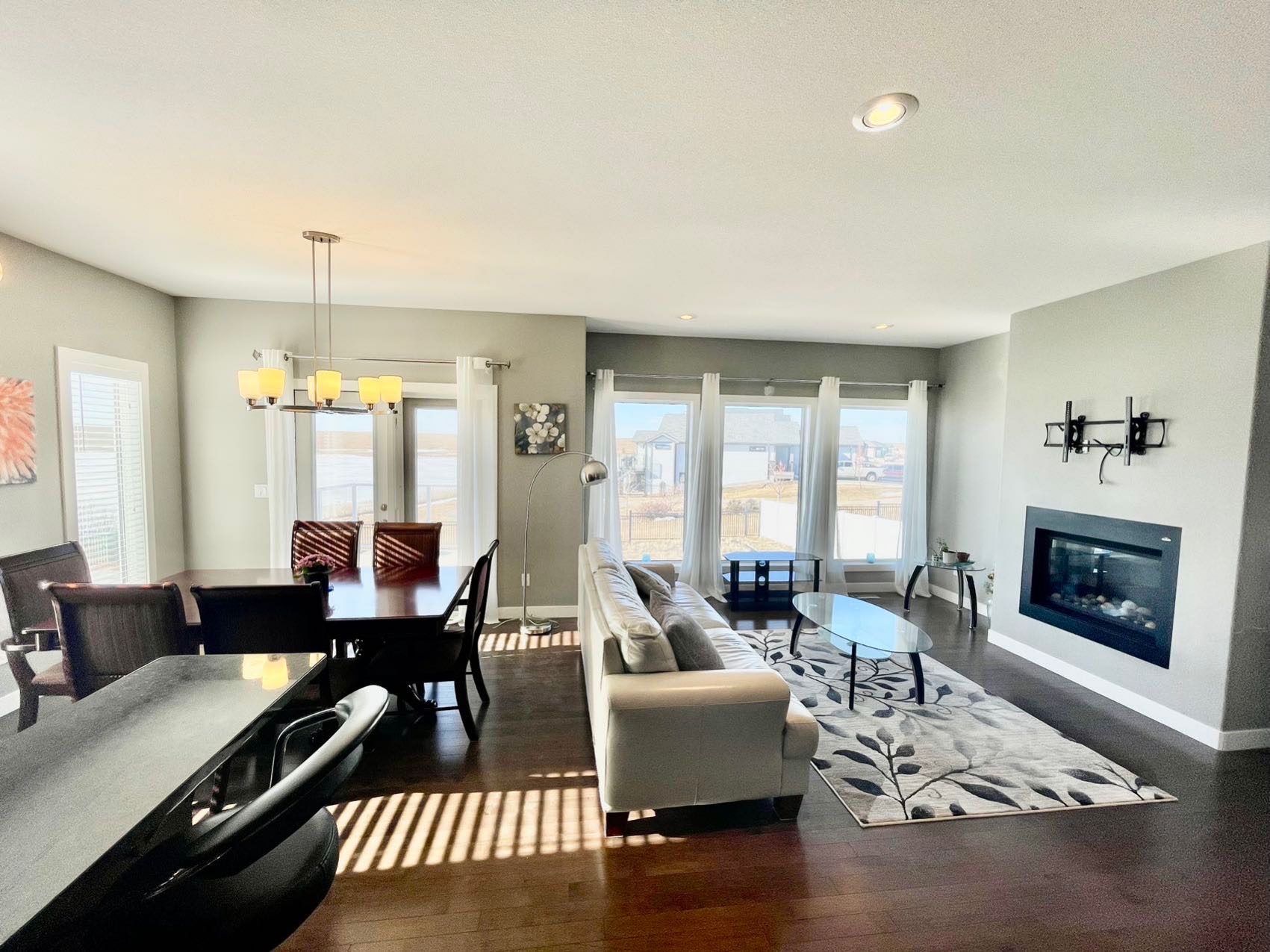 Stonebridge小区1386尺地下室步出式平层独立屋出售。8000尺大地朝南大院子，背靠公园湖景。2房+1书房+2洗手间。高档装修：9尺层高，实木地板，枫木橱柜，大理石台面，天然气壁炉。里面有一个免维护大露台。地下室未装修，后院未完成。步行可至小学，购物，大公园等。房屋年代 - 5