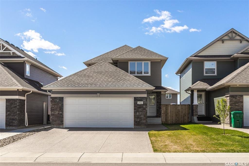 Stonebridge2016年新建1390尺独立屋出售。位置便利可步行至小学和超市购物。3房3卫 ，主卧带洗手间， 状况如新。高档装修：升级地板橱柜，理石台面。后院朝南光线好。院子完工地下室保温完成。带中央空调和新风系统。开价：$409000有意请联系地产经纪Gary Gai - 3