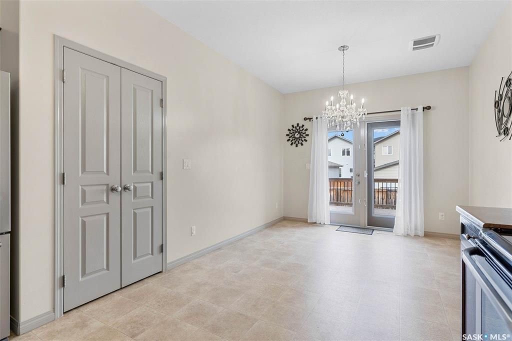 Stonebridge小区安静核心地段1144尺3房2卫平层独立屋出售。步行500米至两所小学，近公园，周边购物。2011年建一手房主保养如新。一楼调高层高，半开放设计，枫木橱柜，充足台面储物空间，2019年更换全新家电，三个大卧室主卧带独立洗手间双衣柜。私密后院有后巷，不紧靠邻 - 15