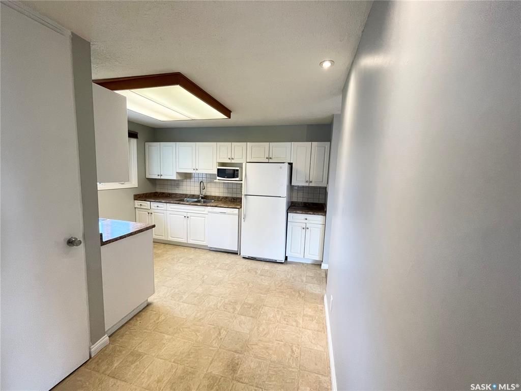 核心路段5房2卫大地双车库独立屋出售。步行百米至8街Greystone小学公园，8街Superstore购物。房屋近期升级有：PVC 窗户，合成木地板，橱柜，洗手间，热水器，屋顶瓦片。 地下室有独立出入，大窗户2房1厅1卫。水吧台带mini炉灶。可自住或投资出租。挂牌价格：$35 - 10