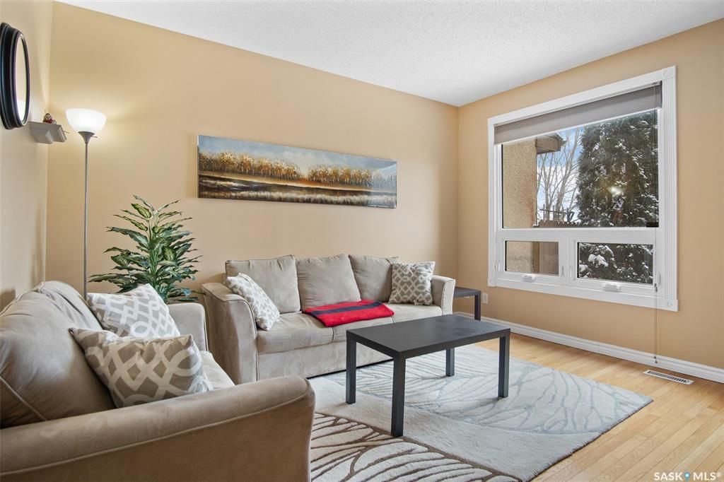 Wildwood小区近8街交通便利，3房2卫带独立小院联排屋出售。后院朝南好彩光，两个停车位，实木地板，升级橱柜，二楼3个大卧室，地下室装修有一活动厅一书房，升级有高效锅炉热水器，窗户，瓦片，烘干机，中央空调。房屋保养极佳！挂牌价格 $238800。详情联系地产经纪Gary Ga - 6