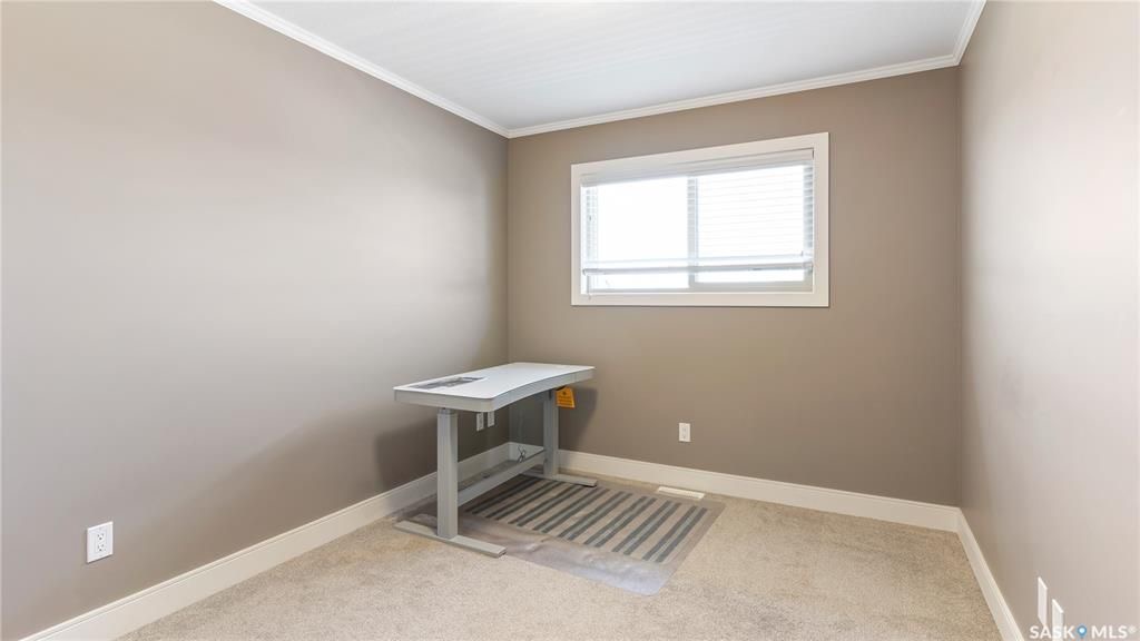 Willowgrove小区3房3卫，连体车库外加双车位，独立后院，联排出售。本地知名建商Riverbend，房屋保养如新。一楼9尺层高，高级复合地板，大理石台面，不锈钢家电。二楼3房2卫。主卧带独立洗手间和步入衣柜。地下室带2个窗户，未装修。后院另有独立带顶露台。位置步行至小学， - 16