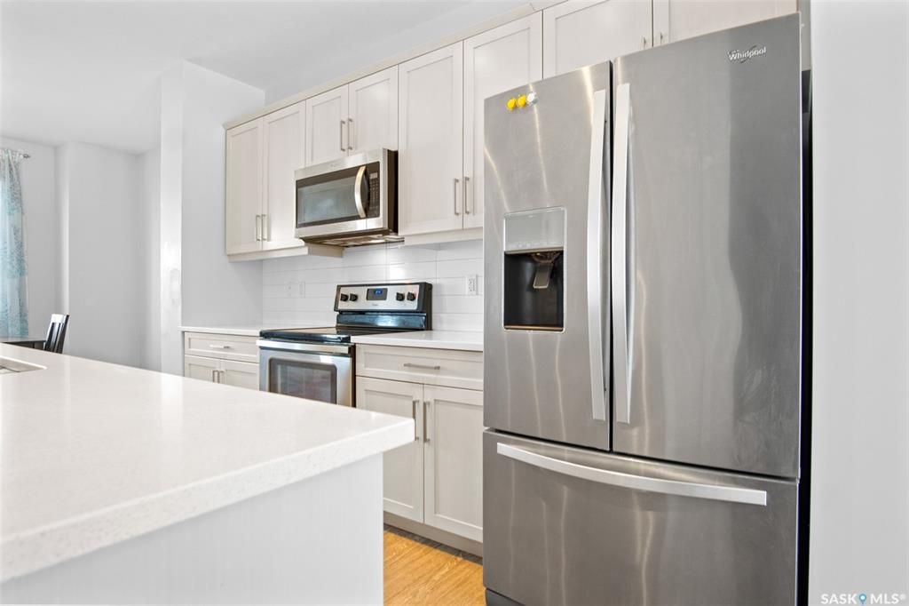 Brighton小区2017年建1401尺3房3卫独立屋出售。地下室保温完成。高档装修，9尺层高，大理石台面，不锈钢家电。二楼3个大卧室其中主卧带独立洗手间。室外有一个露台，独立小院，双车库水泥台（未完成）。另有中央空调，加湿器，换风系统。挂牌价格 $415000。详情联系地产经 - 7