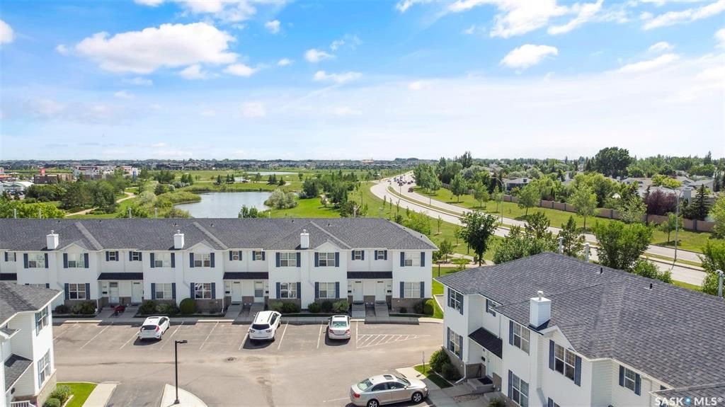 Lakewood小区2003年建3室2卫湖景联排，后院紧邻小湖公园绿地，好风景，好采光。房屋保养好，带双车位，新装中央空调，新换洗衣机，洗碗机，微波炉抽油烟机。客厅实木地板。可以步行至附近商业购物方便，近小学。状况好，保养如新，开价$239000。 有意请联系地产经纪Gary G - 5