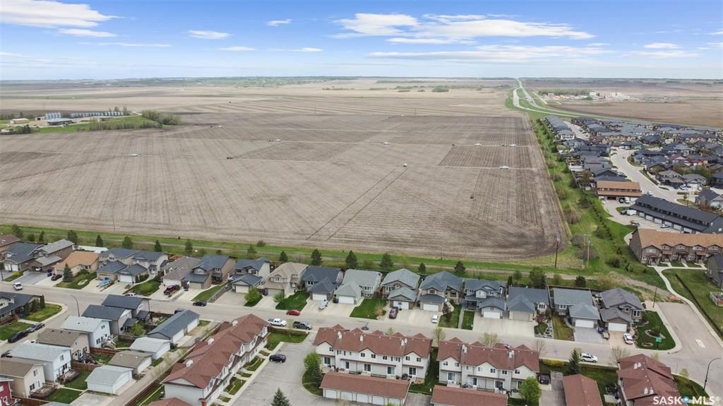 Willowgrove小区5房3卫错层独立屋出售，背靠农地美景，私密无遮挡视野。开放式设计，挑高尖顶，实木地板，枫木厨房带不锈钢家电和角柜，主卧带步入衣柜独立洗手间，半地下室多大窗户9尺层高，2房1超大活动厅外加豪华独立洗手间。双车库带保温，大后院大露台。房屋采光好，保养佳。挂牌 - 7